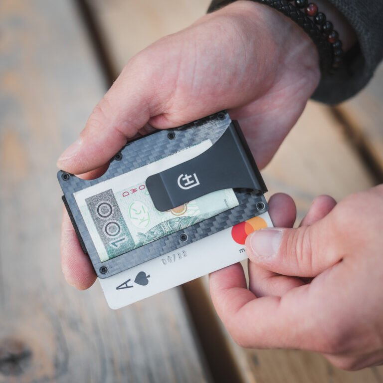 Portofel pentru carduri de carbon cu clip pentru bancnote
