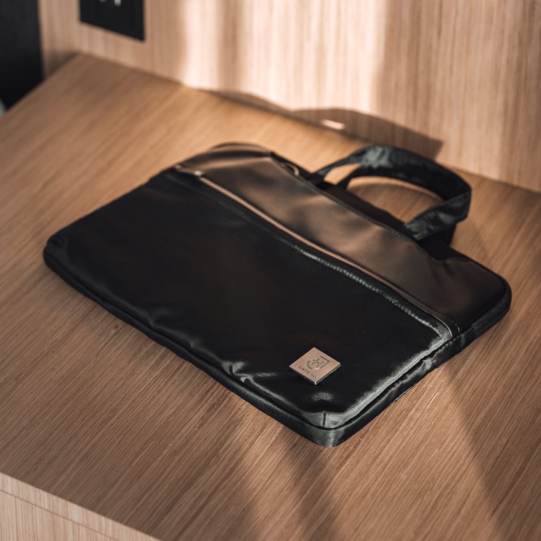 geantă neagră pentru laptop