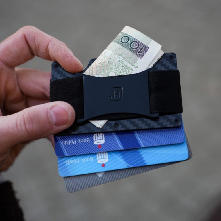 portofel pentru carduri si banda de cauciuc pentru bancnote