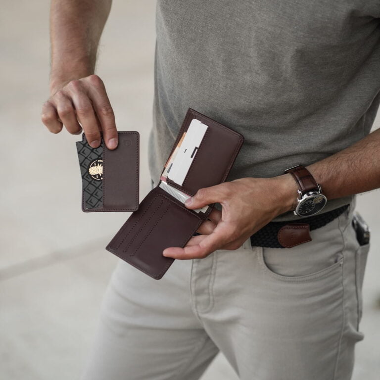 portofel barbatesc maro cu suport card