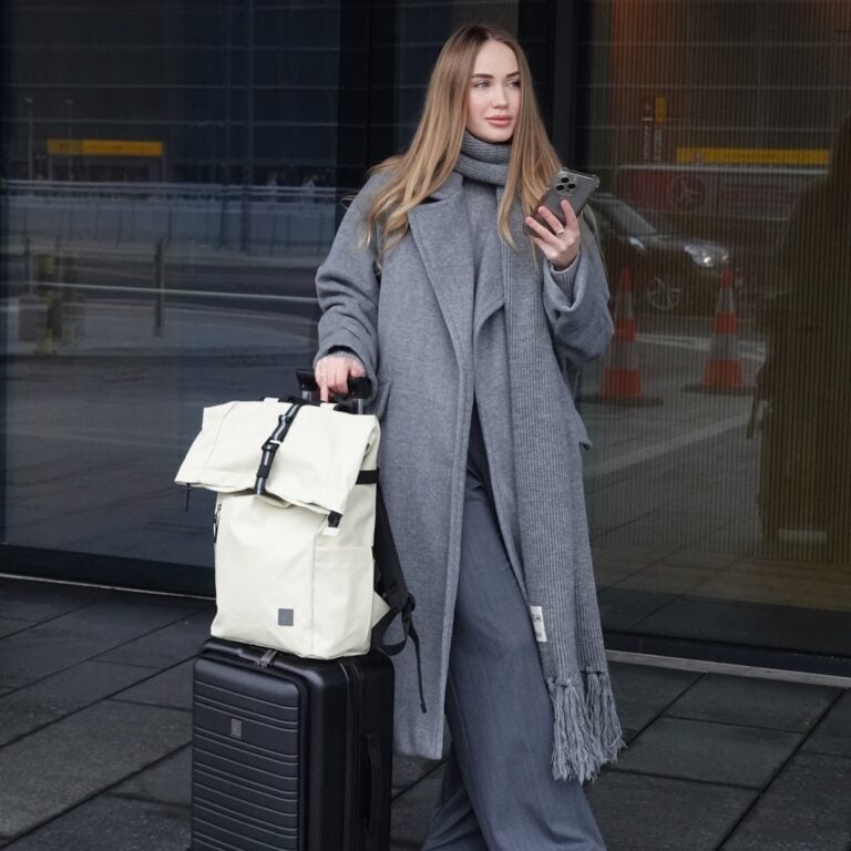 femeie la aeroport