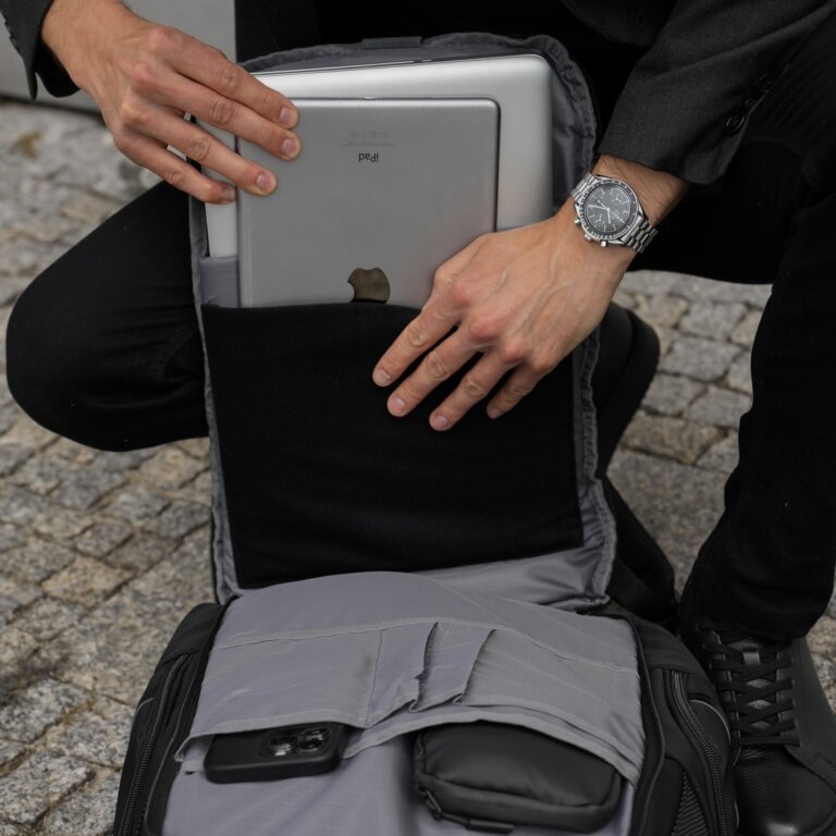 Compartiment de protecție pentru un laptop de 16 inch și accesorii, cu deschidere la 180 de grade.
